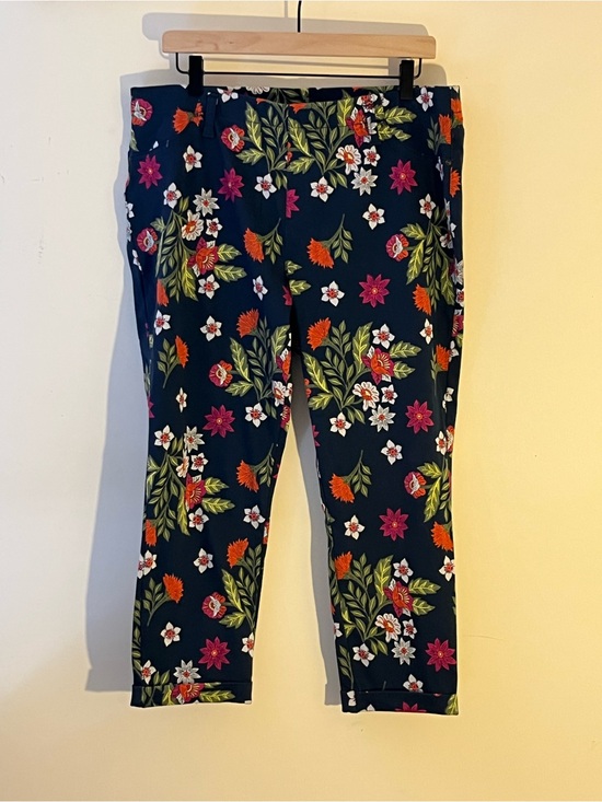 Time and Tru Denim - Navy capri leggings with floral print.